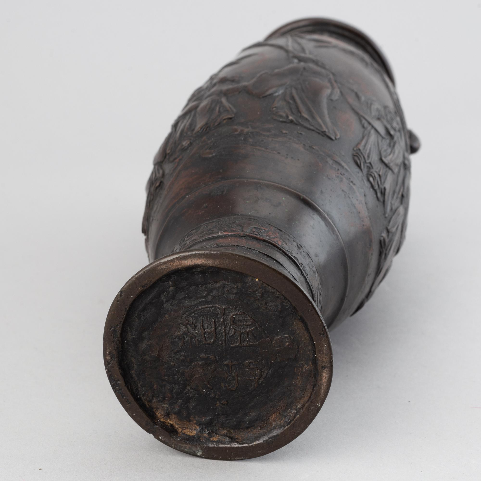 A bronze vase, Japan, Meiji (1868-1912).