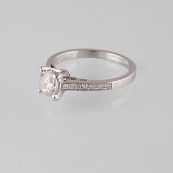 RING, 18K vitguld med briljantslipad diamant 0.97 ct samt mindre diamanter 0.16 ct. Vikt 4,1 gram.