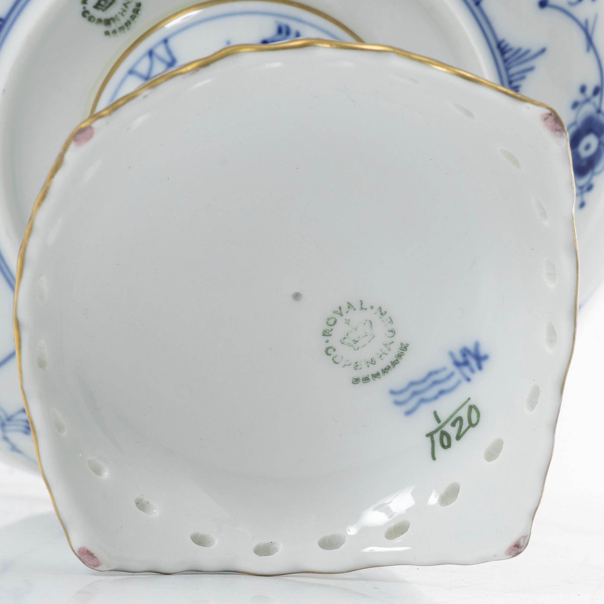 Royal Copenhagen, fat på fot, modell 1020, "Musselmalet Helblonde", Danmark.