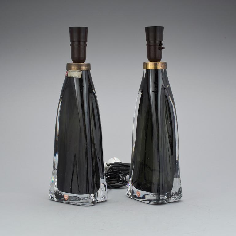 BORDSLAMPOR, ett par, glas, Carl Fagerlund, Orrefors, 1900-talets andra hälft.