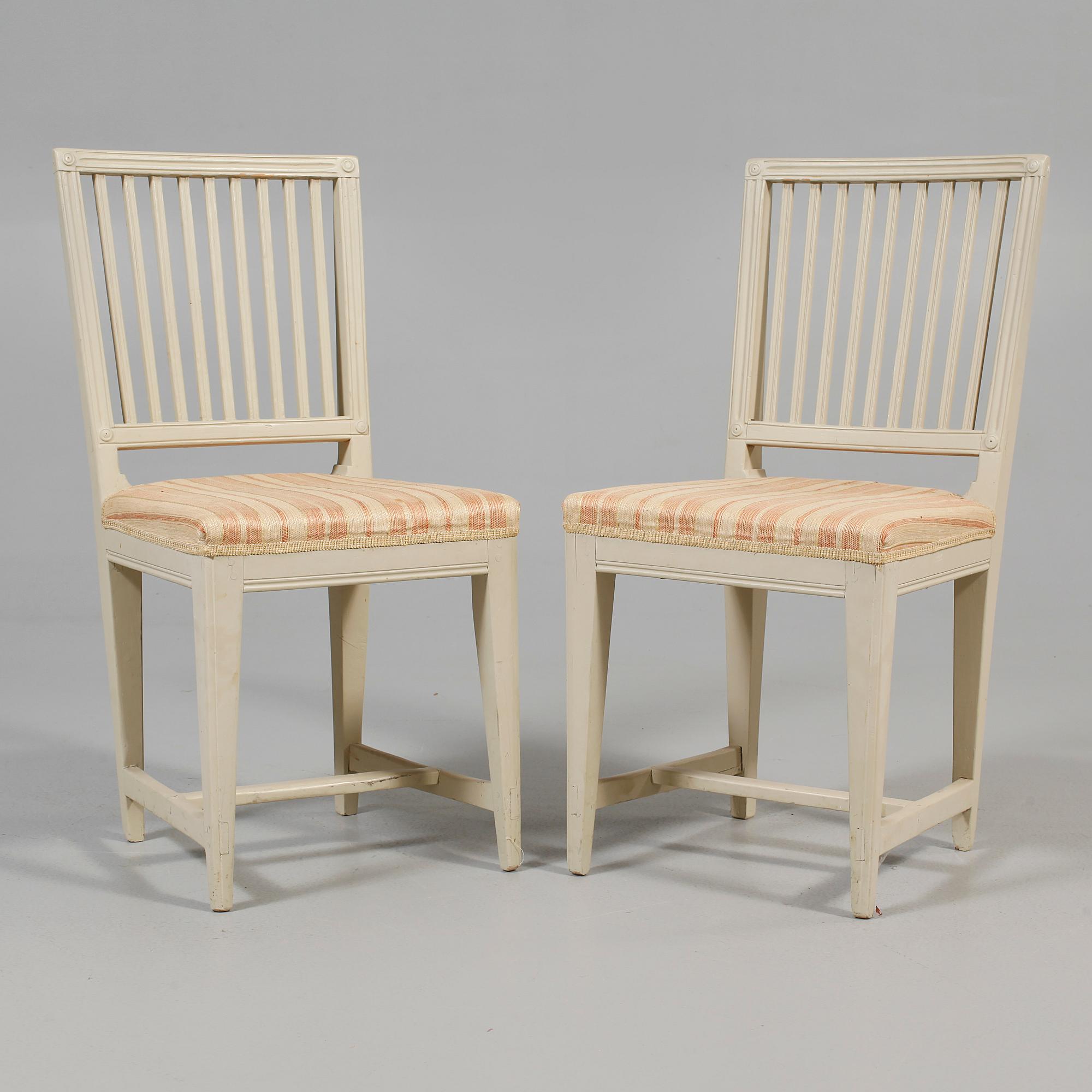 STOLAR, ett par, sengustaviansk stil, sk Leksandstolar, omkring sekelskiftet 1800/1900.