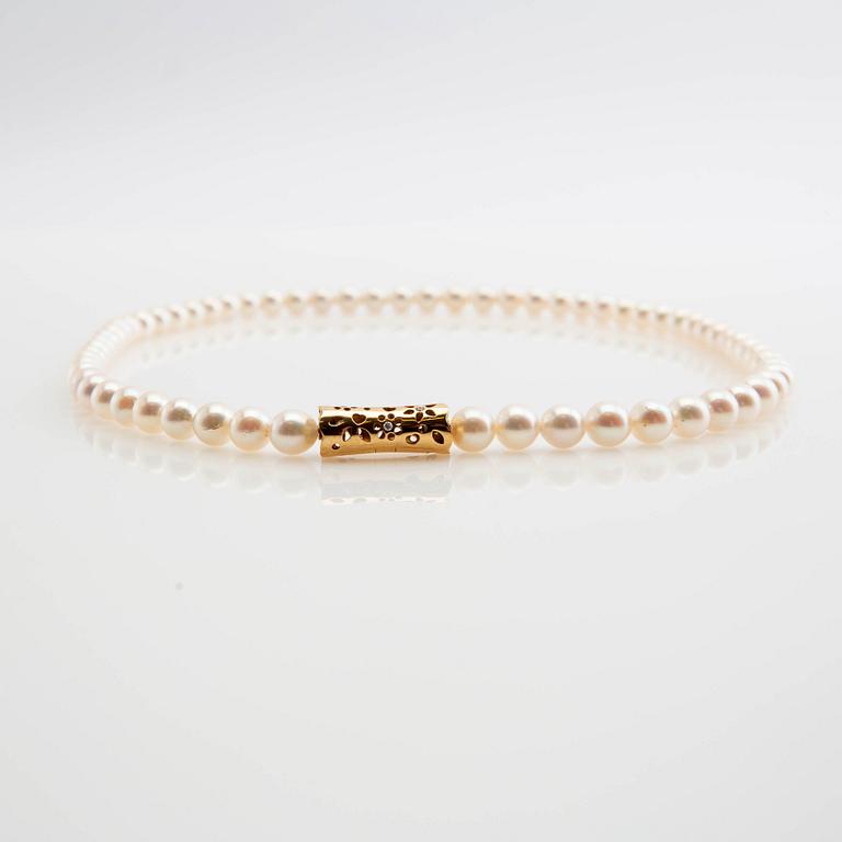 Ole Lynggaard, clasp, 18K gold with diamonds, as well as two necklaces and a bracelet.