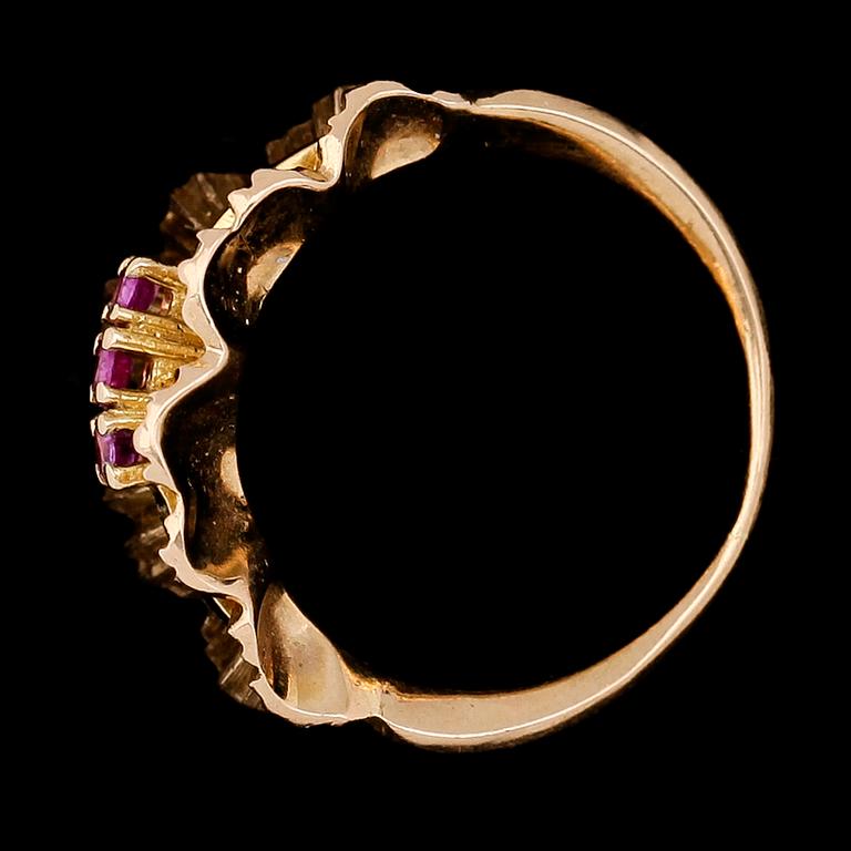 RING, 18K guld och tre rubiner. Total vikt ca 5,5 g.
