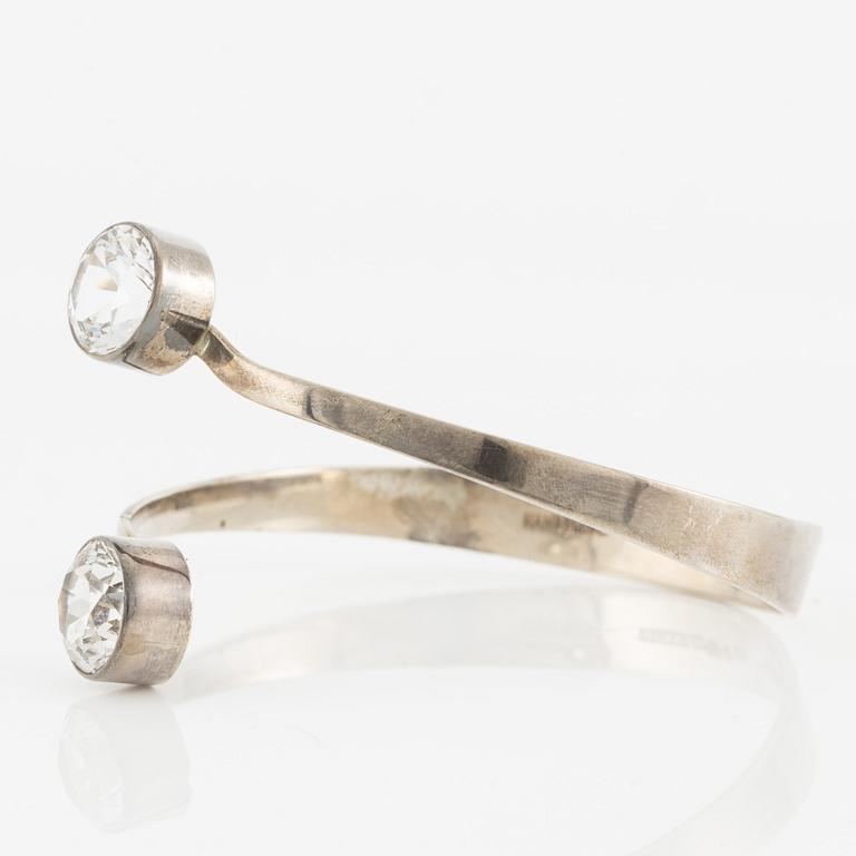 Gert Thysell, Gussi, armring silver med syntetisk vit spinell.