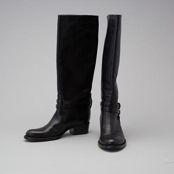 a pair of boots by  Ralph Lauren, in size 7,5B.