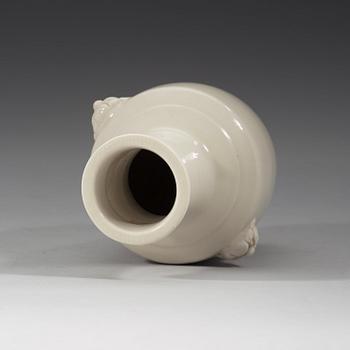 A blanc de chine vase, late Qing dynasty (1644-1912).