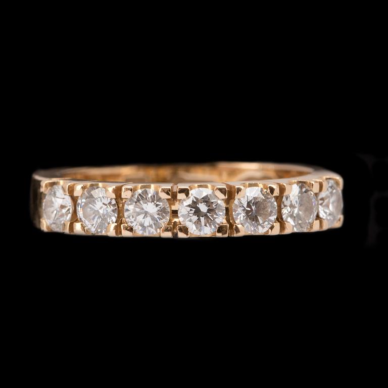 RING, 18k med 7 briljantslipade diamanter ca 0,70ct. Vikt ca 3,5g.