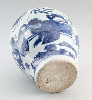 A blue and white Transitional vase, 17th Century.