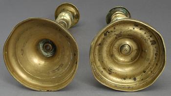 LJUSSTAKAR, 2 snarlika, mässing, empire, 1800-talets första hälft.