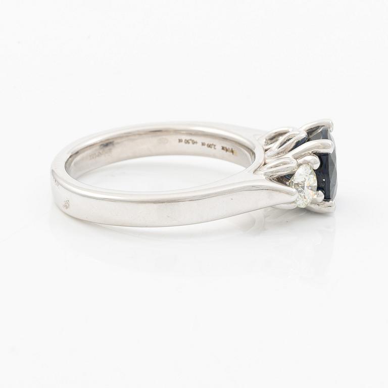 Ring 18K white gold with sapphire and brilliant-cut diamonds.
