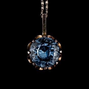 HÄNGE SAMT RING, silver med fasettslipad syntetisk spinell, Bengt Hallberg, Köping, 1975. Vikt 18 g.