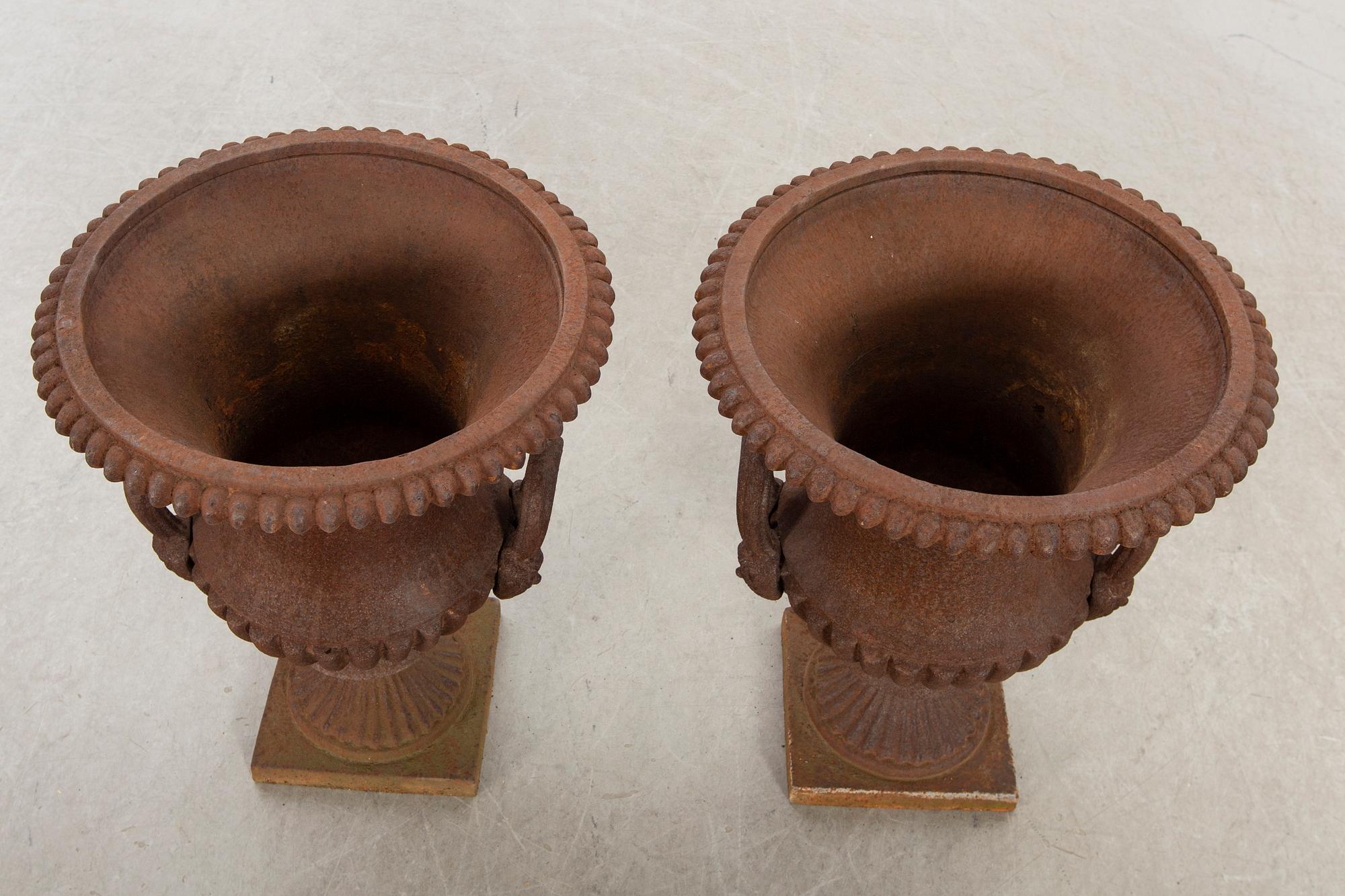 Urnor, ett par 1900-tal, gjutjärn.