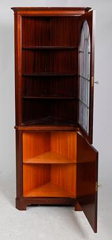 HÖRNVITRINSKÅP, England, 1900-tal.