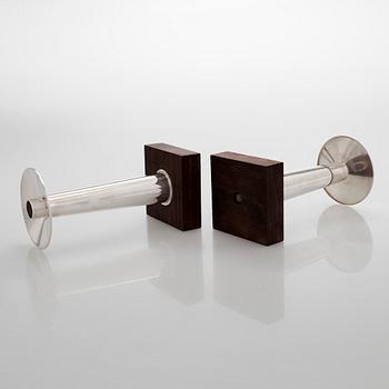 Eero Rislakki, Kynttilänjalkapari, hopeaa ja palisanteria, Kultakeskus Hämeenlinna 1965.