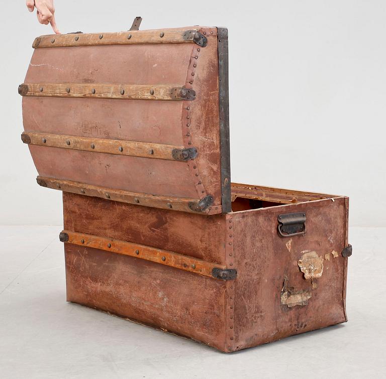 KOFFERT, läder samt trä, 1900-talets första hälft.