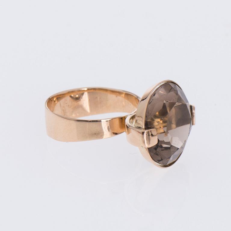 RING, Elis Kauppi, Kupittaan kulta 1965. 14K guld, fasettslipad rökkvarts.