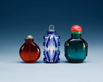 1359. SNUSFLASKOR, tre stycken, glas. Qing dynastin.