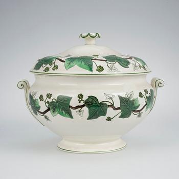 TERRIN med LOCK, porslin, "Napoleon Ivy", Wedgwood, 1900-talets andra hälft.