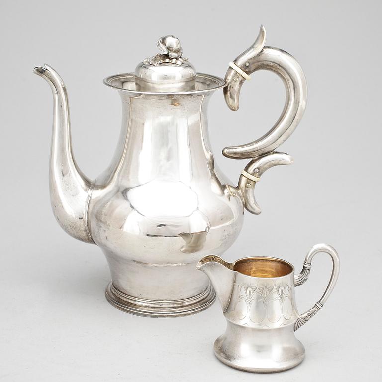 KAFFEKANNA samt GRÄDDKANNA, silver, bl a Per Erik Sundberg, Trosa, 1864. Totalvikt ca 840 g.