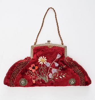 Anna Casparsson, EMBROIDERED HANDBAG, height ca 14 cm, width ca 26,5 cm, designed and embroidered by Anna Casparsson.
