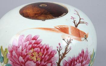 URNA samt BOJAN, porslin, Kina, 1800/1900-tal.
