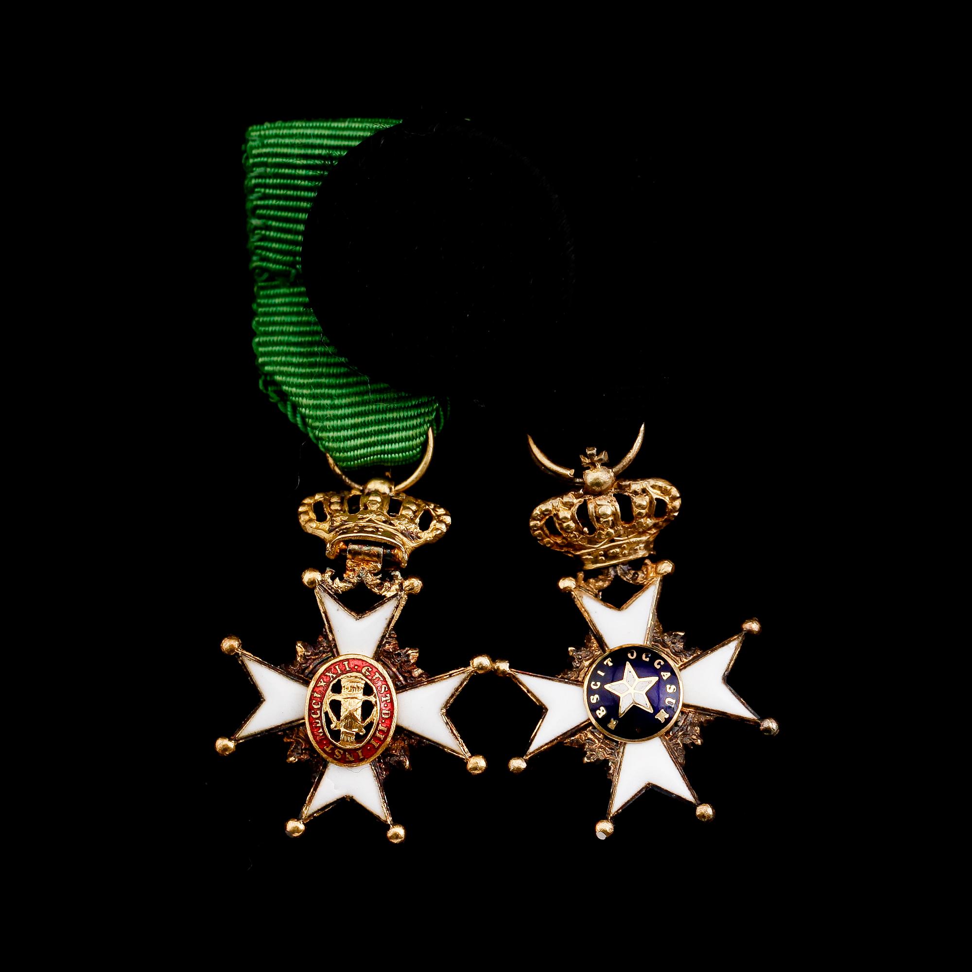 MINIATYRORDEN, 2 st, 18 k guld och emalj, Vasaorden och Nordstjärneorden.
