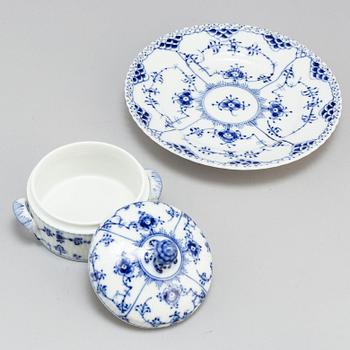 ROYAL COPENHAGEN, a twenty seven piece 'Musselmalet' coffee service.