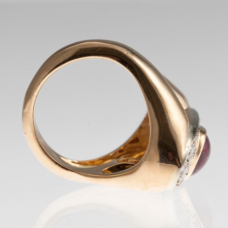 RING, 18K guld, rubin ca 3 ct, antik- och briljantslipade diamanter ca 1,4 ct. 1900 t. senare hälft. Vikt 16,4 g.