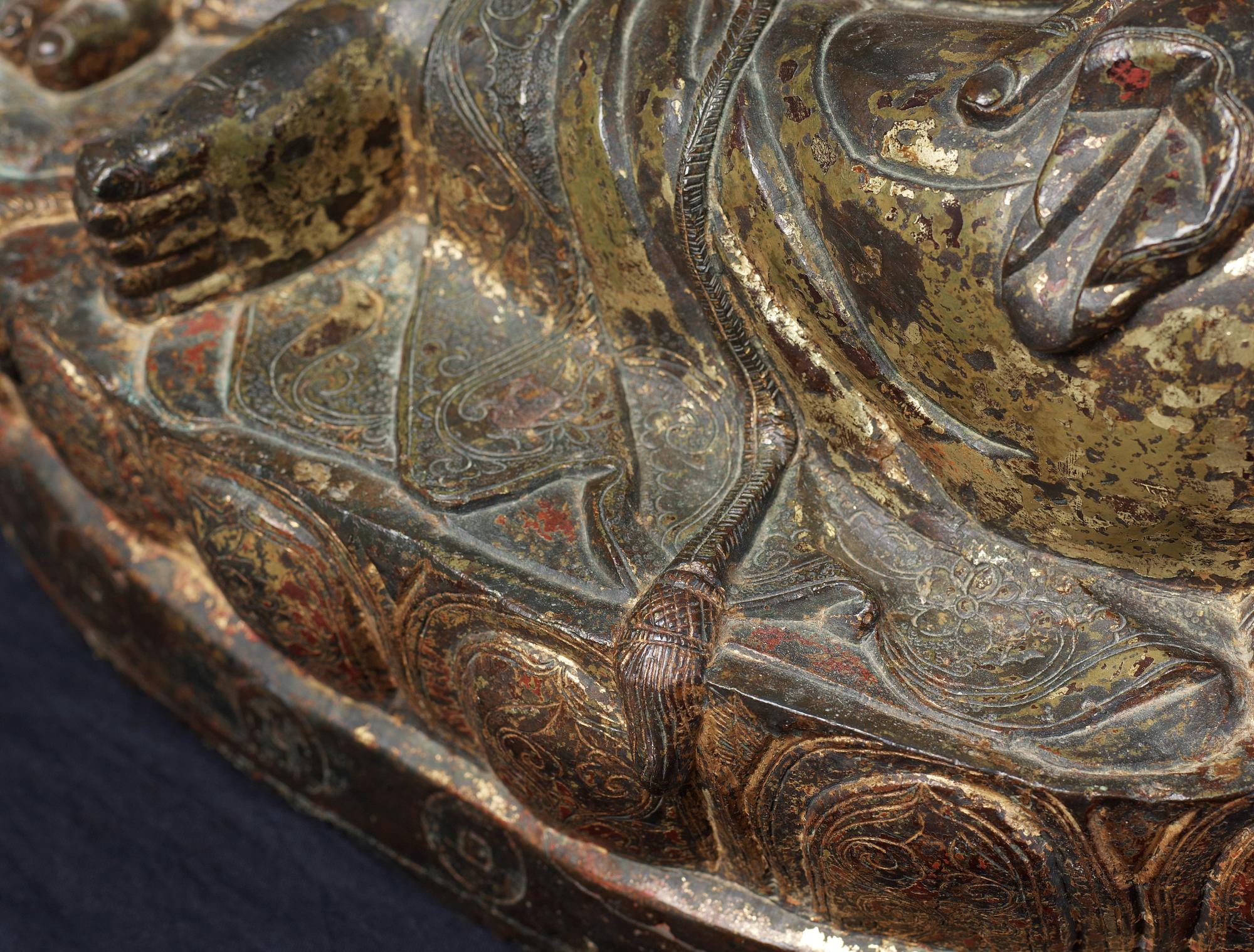 BUDAI, brons, spår av lack och förgyllning. Mingdynastin, daterad till Jiajings femte regeringsår (motsvarande 1526).