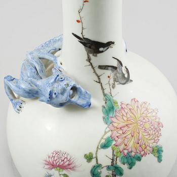 VAS, porslin, Kina, 1900-tal/modern tillverkning.