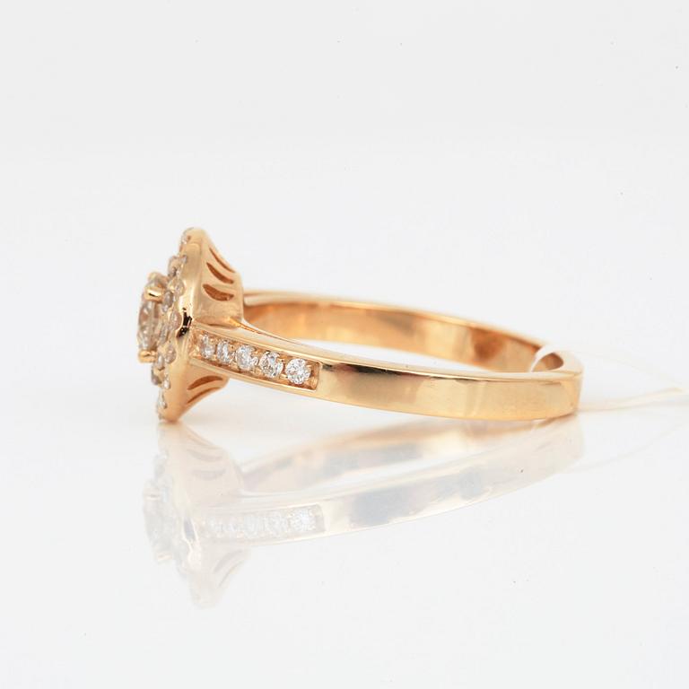 RING, 18K guld med briljantslipade diamanter, tot ca 0,76 ct. Total vikt ca 4,96 g.