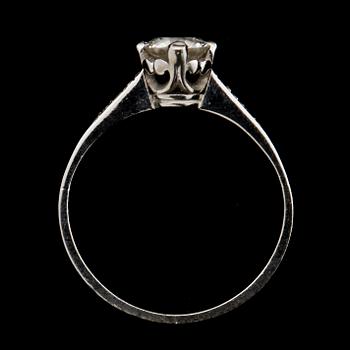 RING, 18k vitguld med briljantslipad diamant ca 0.6 ct samt 6 små åttkantslipade diamanter. Vikt 2 g.
