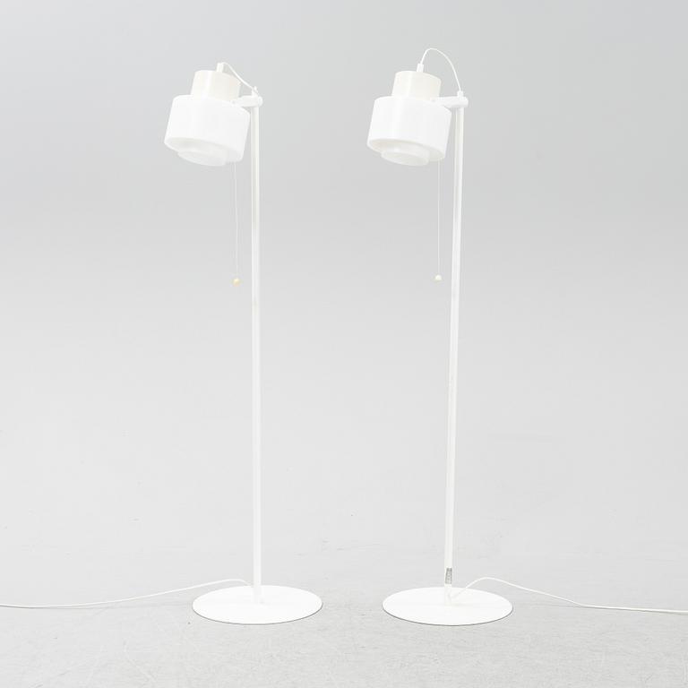 A pair of whithe floor lights, Luxus, Vittsjö.