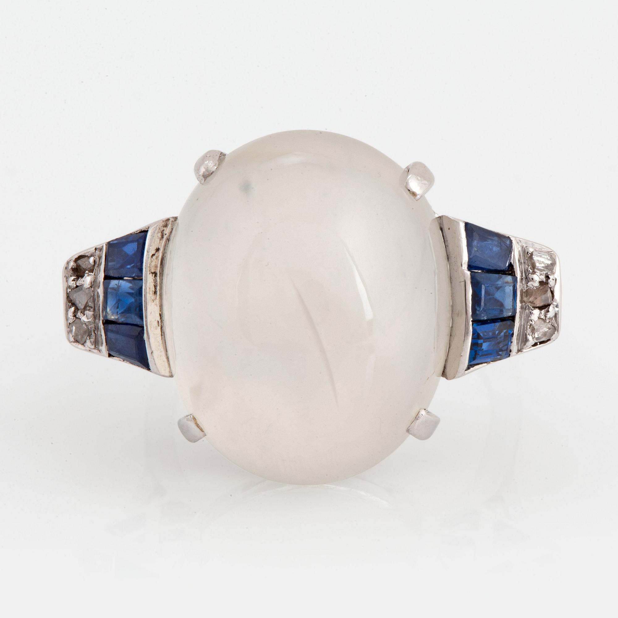 Ring 14K vitguld med en cabochonslipad månsten ca 20.00 ct.