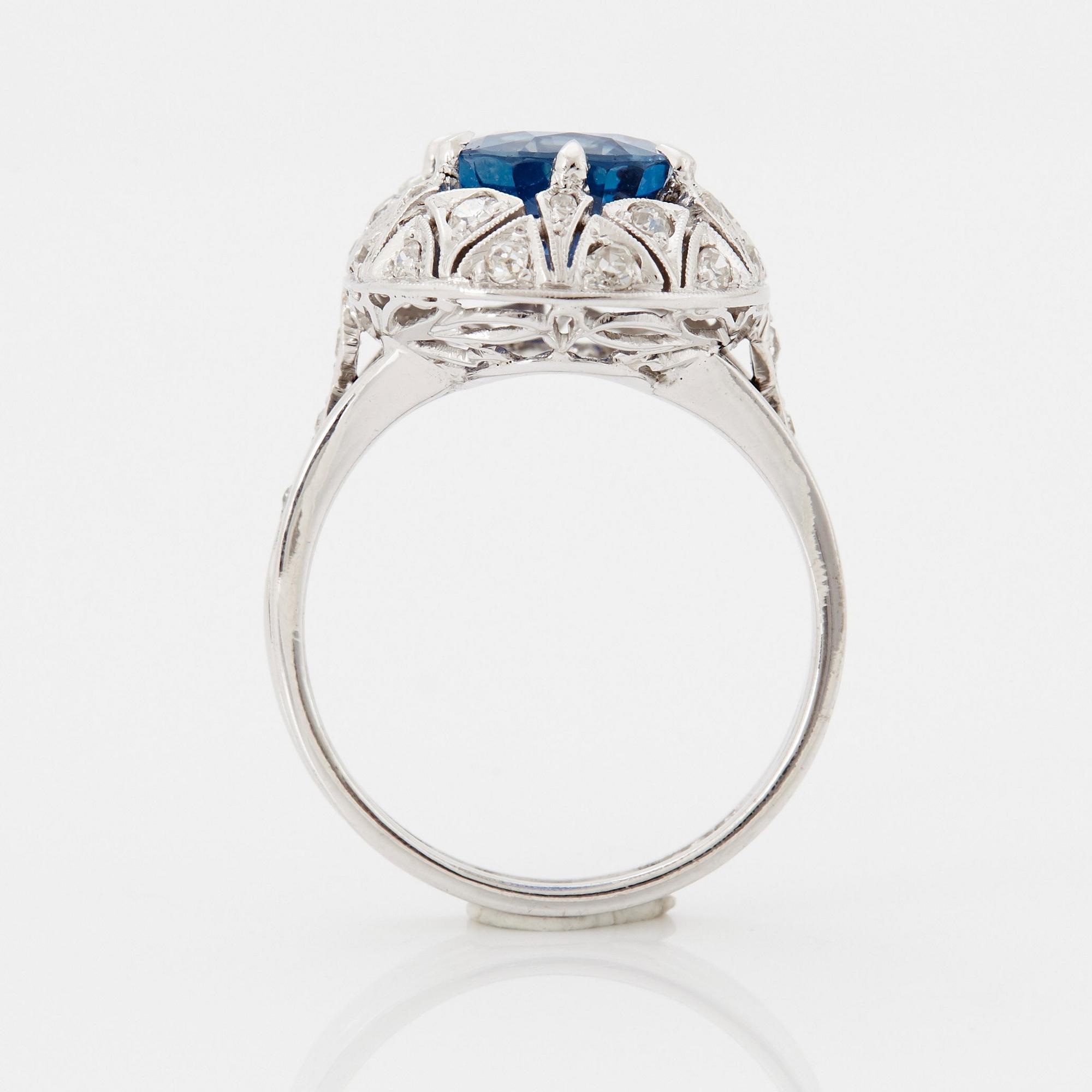 Ring 18K vitguld med en fasettslipad safir.