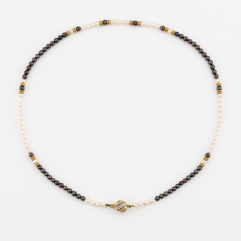 Collier, lås i 18K guld med små diamanter,  odlade vita och färgade pärlor.