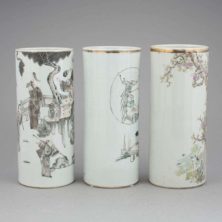 PENSELVASER, porslin, 3 st, 1900-tal, Kina.