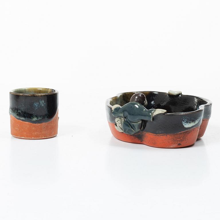 Burk med lock, kopp och två skålfat, stengods, 'sumida ware'. Japan, 1900-tal.