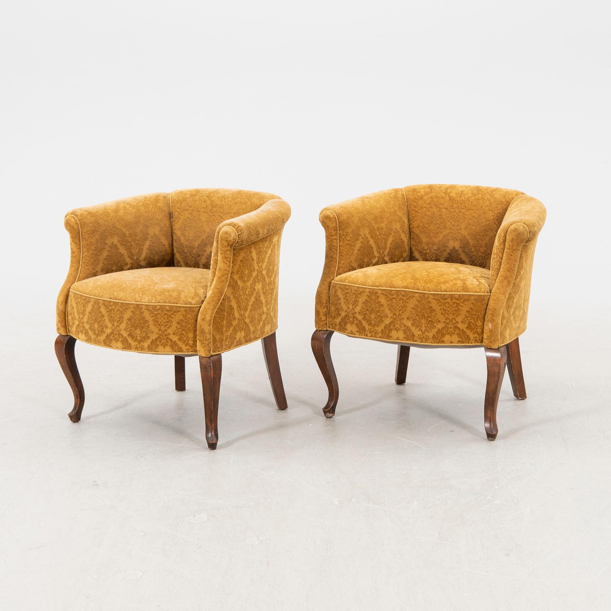 A pair of 1930/40s armchairs.