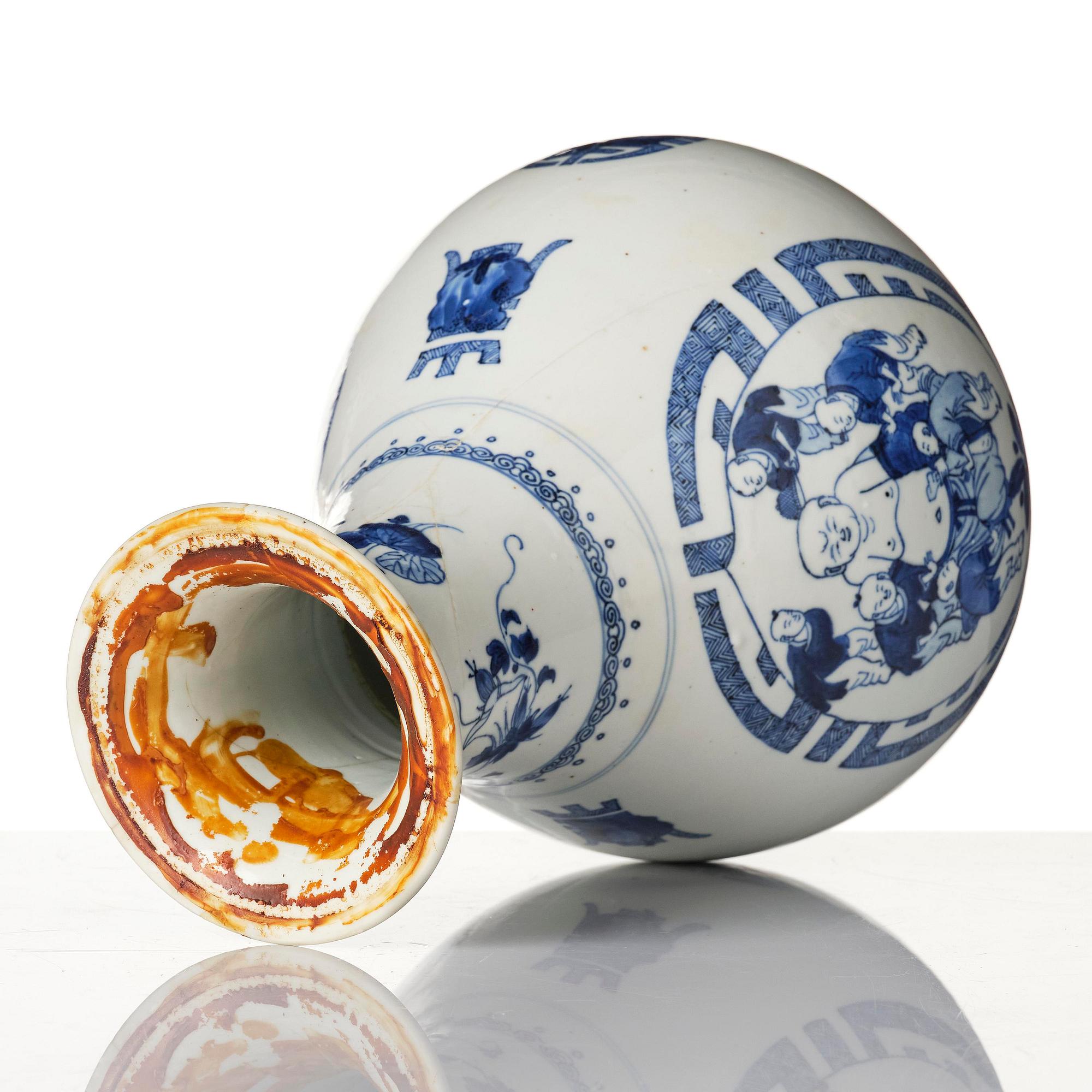 A blue and white 'Yuhuchunping' vase, Qing dynasty, 17th century.