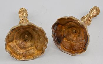 LJUSSTAKAR, ett par, gulmetall,  rokokostil, 1900-tal.