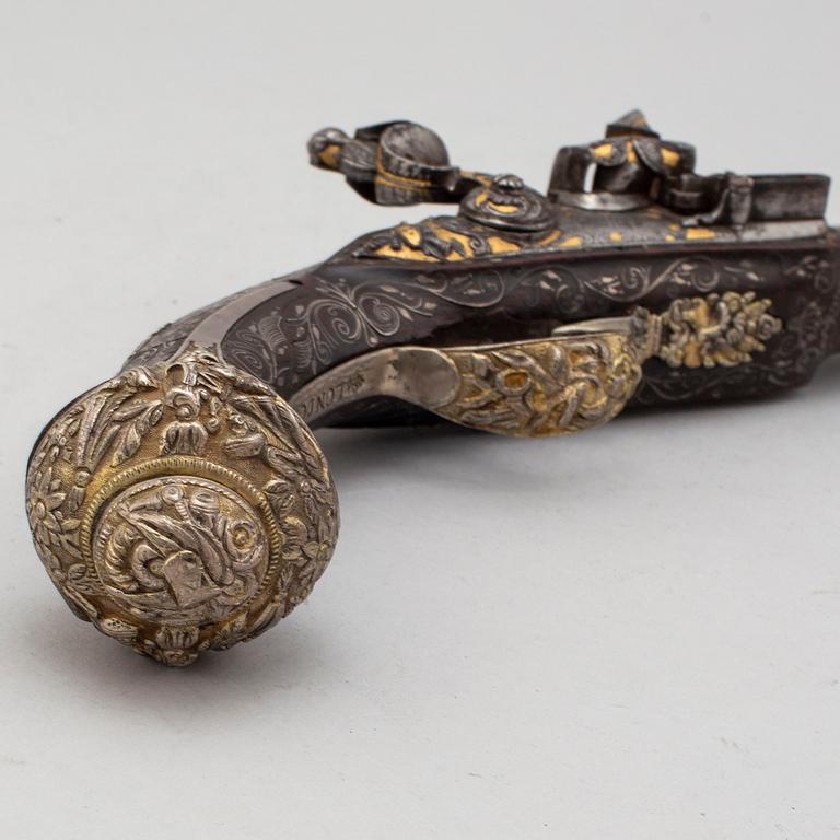 FLINTLÅSPISTOLER, ett par, signerade Jalabert Lamotte (?).