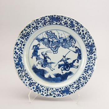A blue and white dish, Qing dynasty, Kangxi (1662-1722).