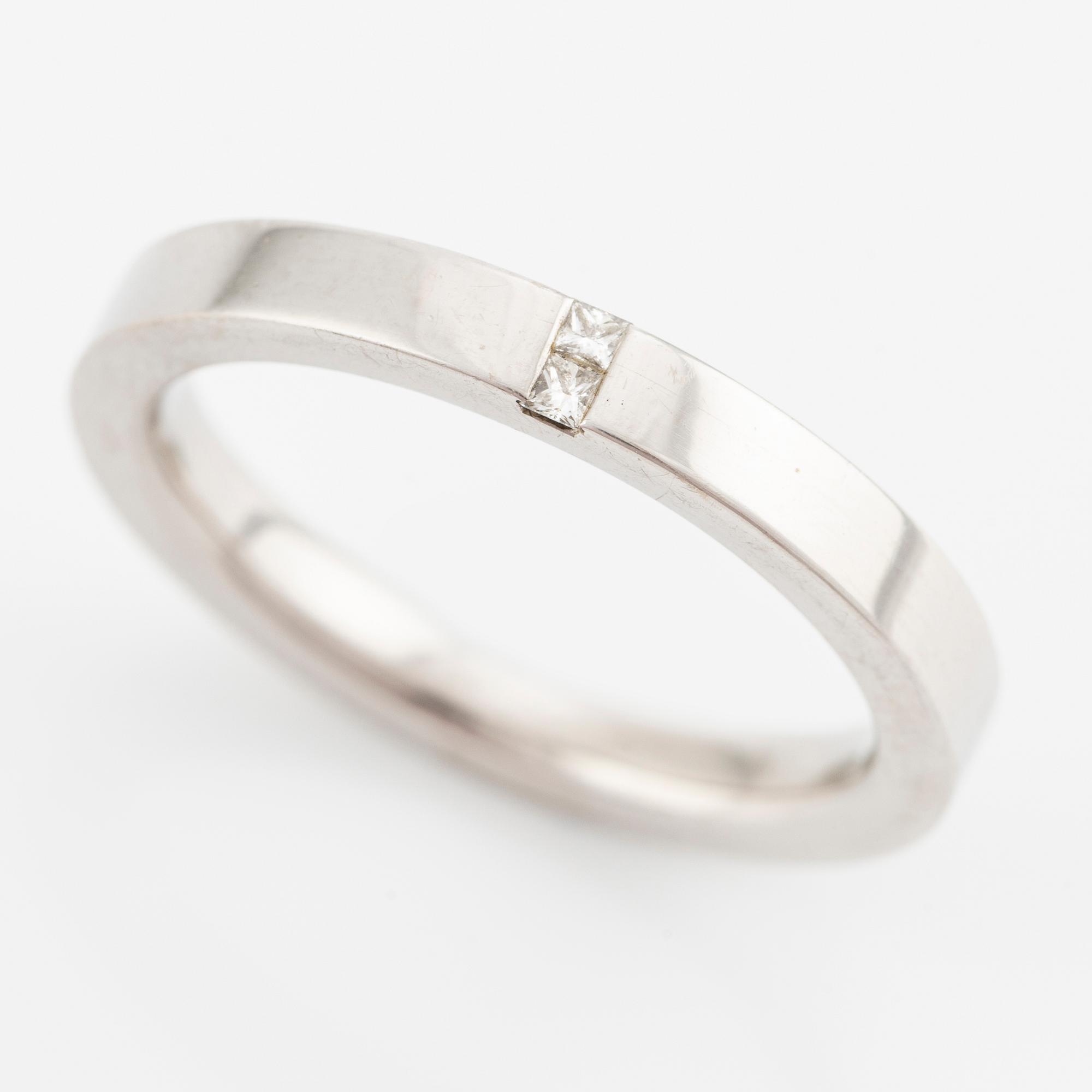 Ring 18K vitguld med prinsesslipade diamanter.