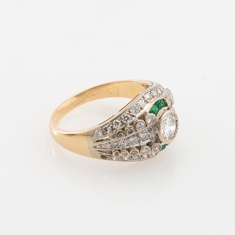 Ring in 18K gold set with round brilliant-cut diamonds and faceted emeralds, Art Deco, first quarter of the 20th century.