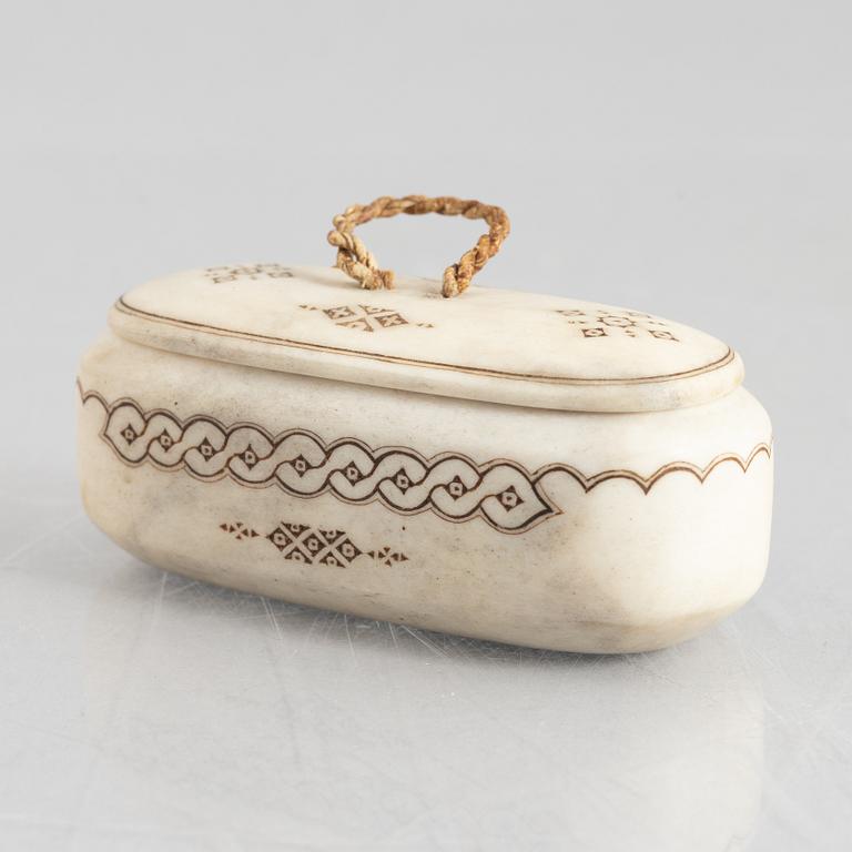 Lars Levi Sunna, a reindeer horn box., signed.