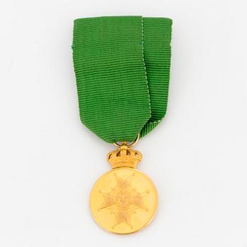The gold medal of Vasa with green ribbon.