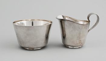 GRÄDDKANNA samt SOCKERSKÅL, silver, W A Bolin, Stockholm 1943. Vikt 220g.