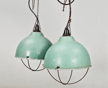 INDUSTRILAMPOR, ett par, 1900-talets andra hälft. H ca 37.