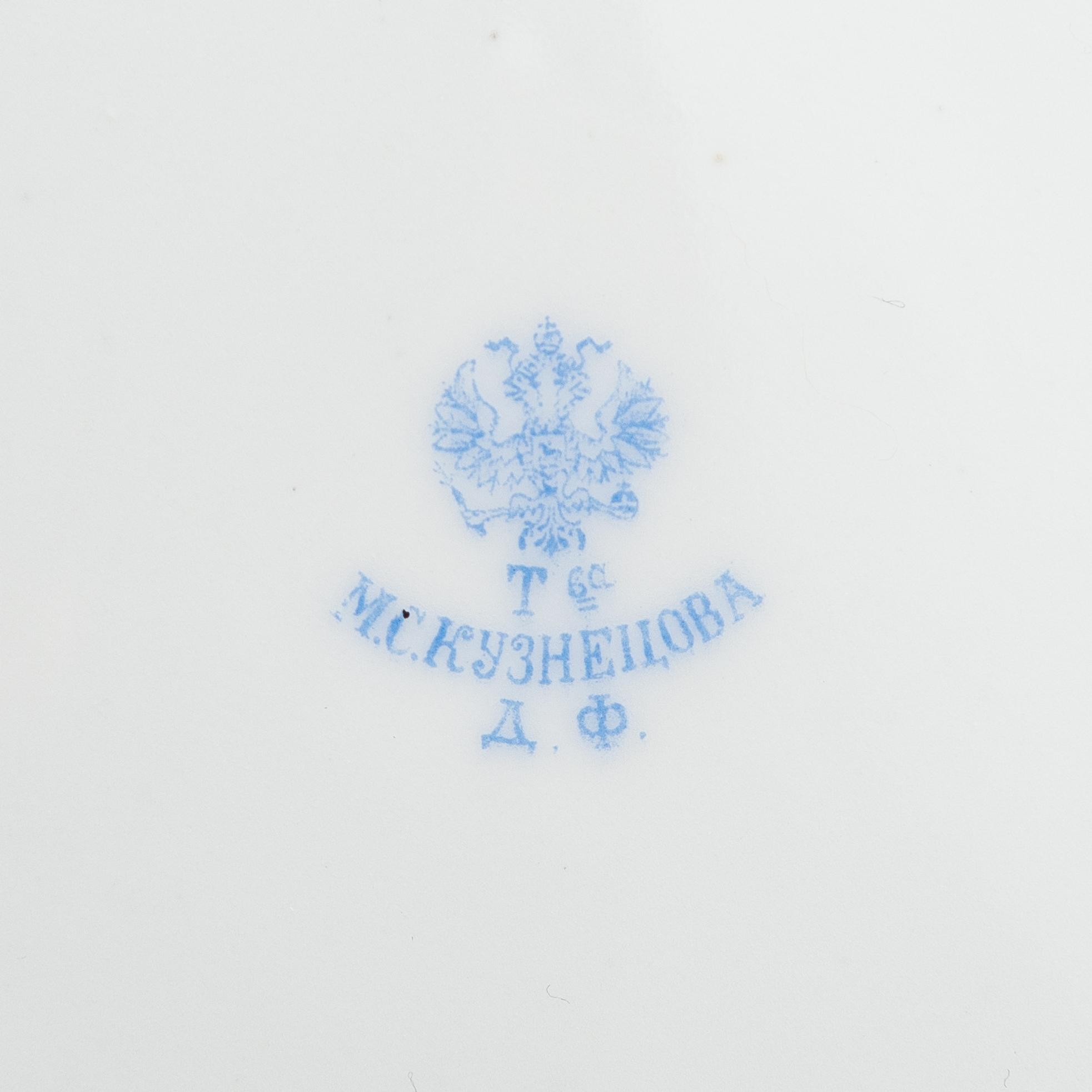 Terriini kannella ja aluslautasella, M.S. Kuznetsov, Dulevo-tehdas, Venäjä 1891 - 1917.